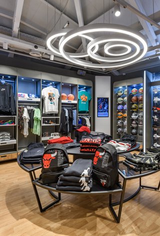 Intersport_ermou_08.jpg.320x470_q85_crop-smart_upscale.jpg